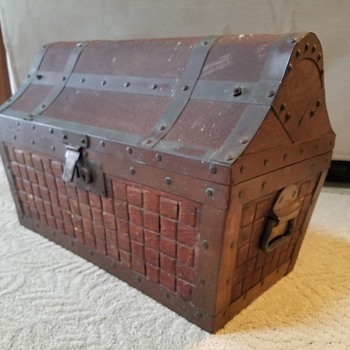Very High Dome / Camel Top Trunk. Help identify - Furniture