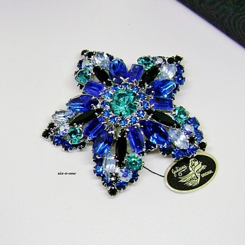 Vintage D and E Jewelry Star Brooch Shades of Blue - Costume Jewelry