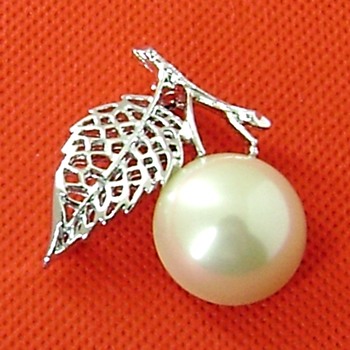 Sarah Coventry Brooch - Nature's Pearl - Costume Jewelry