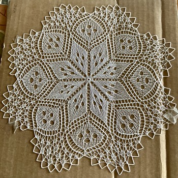 Beautiful fine lace - Rugs and Textiles