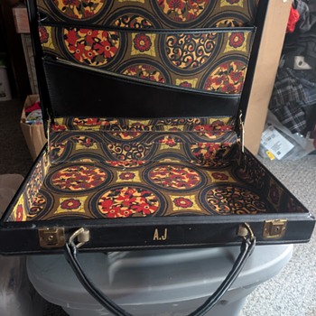 Vintage leather briefcase with retro lining - Accessories
