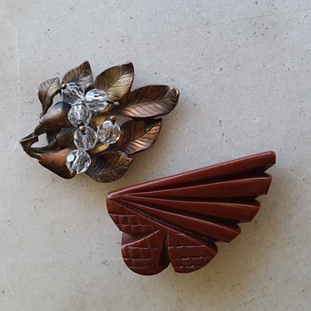 Bakelite shoe clip and metal leaf dress clip - Costume Jewelry